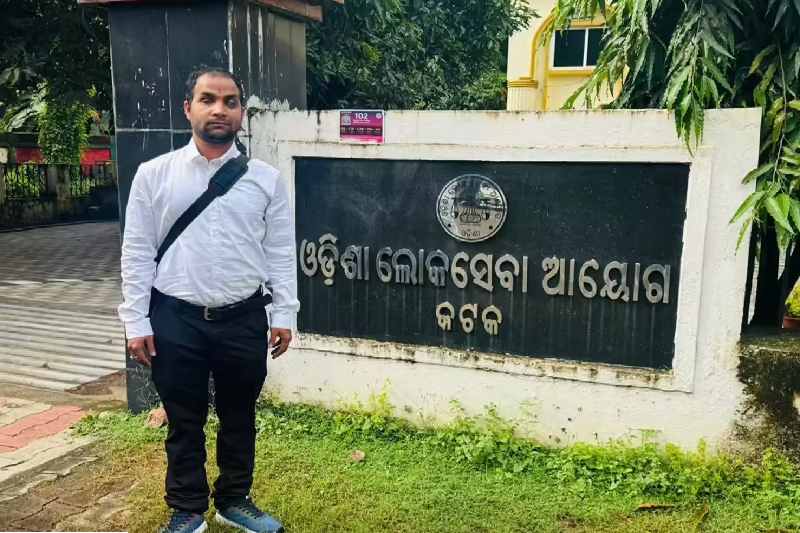 Visually Challenged Teacher Mahes Panda Triumphs Over Odds, Clears Odisha Civil Services Exam