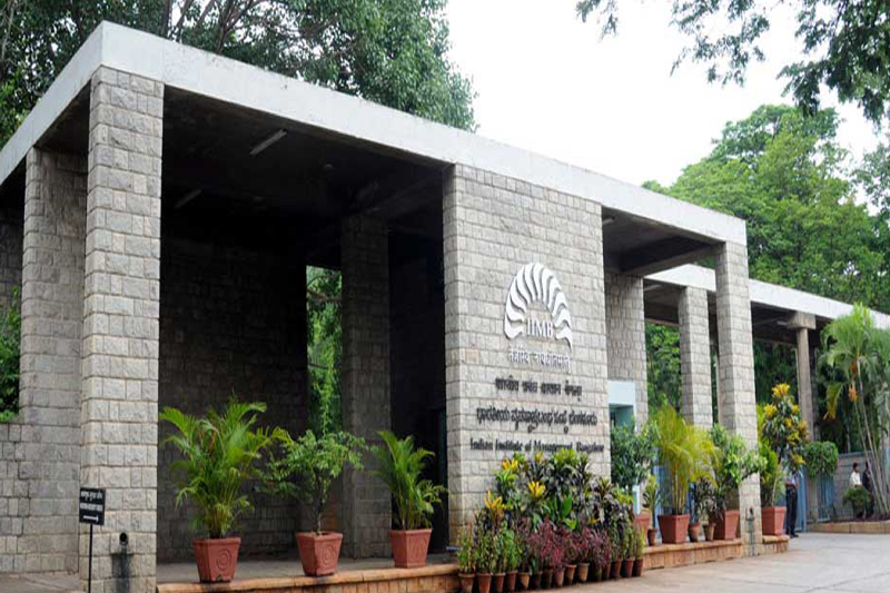 IIM Bangalore Honours Alumni Service Award Winners for 2025